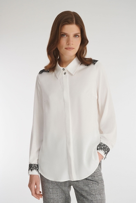 Белая блузка с длинным рукавом