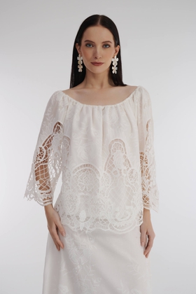 Белая блузка с кружевом